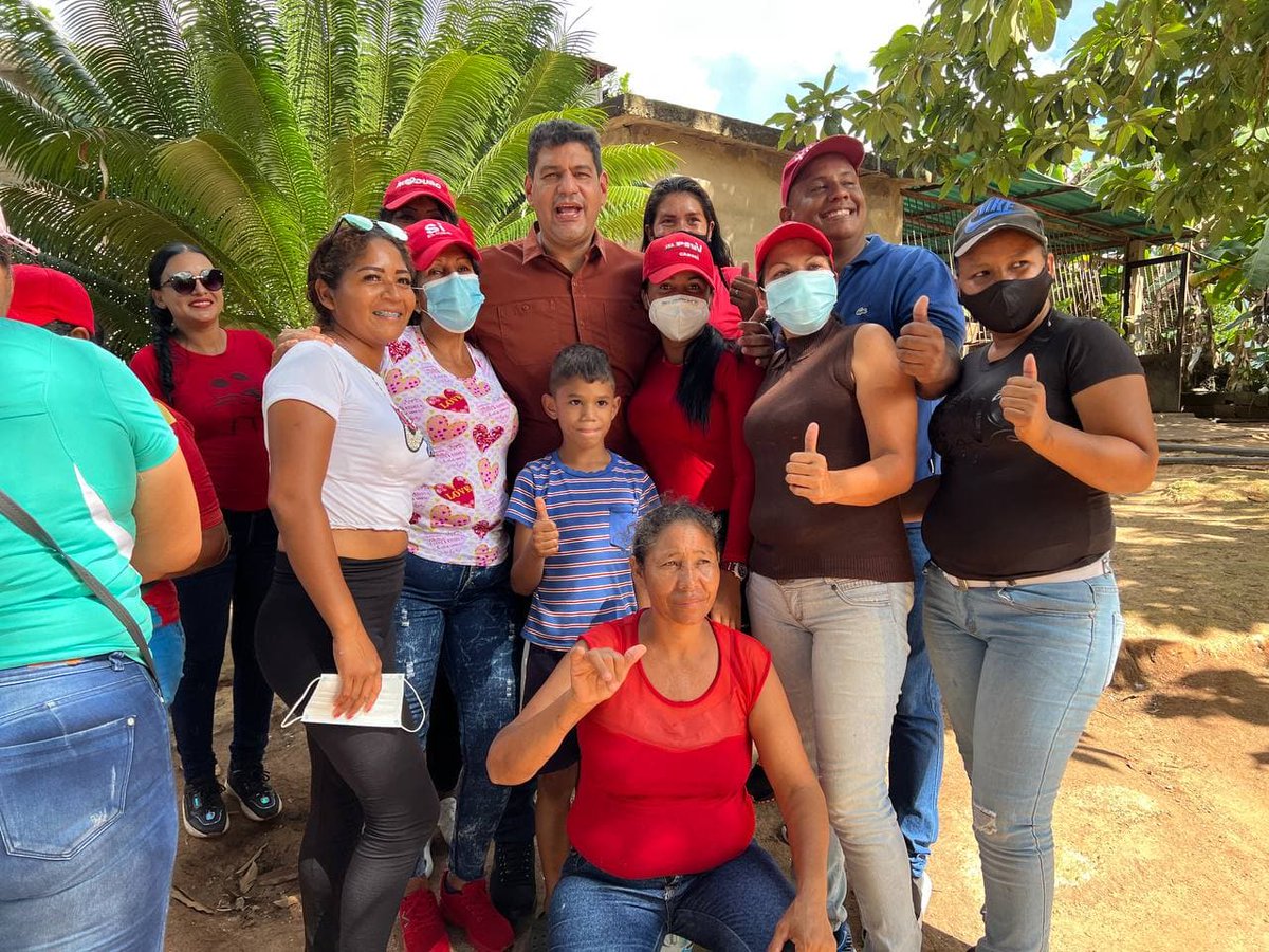 OviedoPSUV's tweet photo. (3/3) Estamos llevándoles el mensaje del renacer de Bolívar y de unidad, para continuar trabajando como una familia por las nuevas victorias.

#GeneraciónDeOroEnCali
#VamosCiudadGuayana https://t.co/qoG8QqsjCr