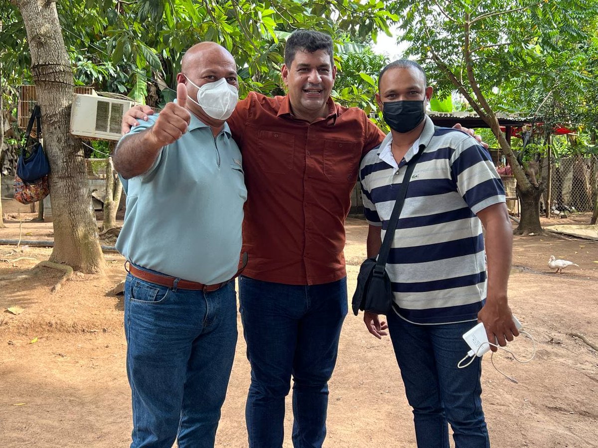 OviedoPSUV's tweet photo. (3/3) Estamos llevándoles el mensaje del renacer de Bolívar y de unidad, para continuar trabajando como una familia por las nuevas victorias.

#GeneraciónDeOroEnCali
#VamosCiudadGuayana https://t.co/qoG8QqsjCr