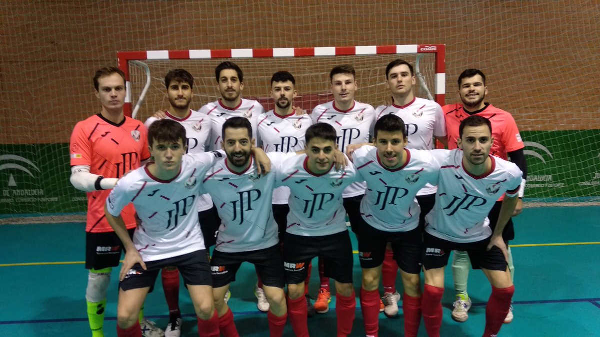 hechoentriana's tweet photo. Si me tuviera que ir a una guerra, me iba de cabeza con estos tíos, que huevos tienen, y que orgullosos tienen que estar de su trabajo, es un privilegio que el C.D. Olimpic de Triana este representado por ellos, y que injusto está siendo el deporte..., este juego les debe una https://t.co/BvKf2Vpvec