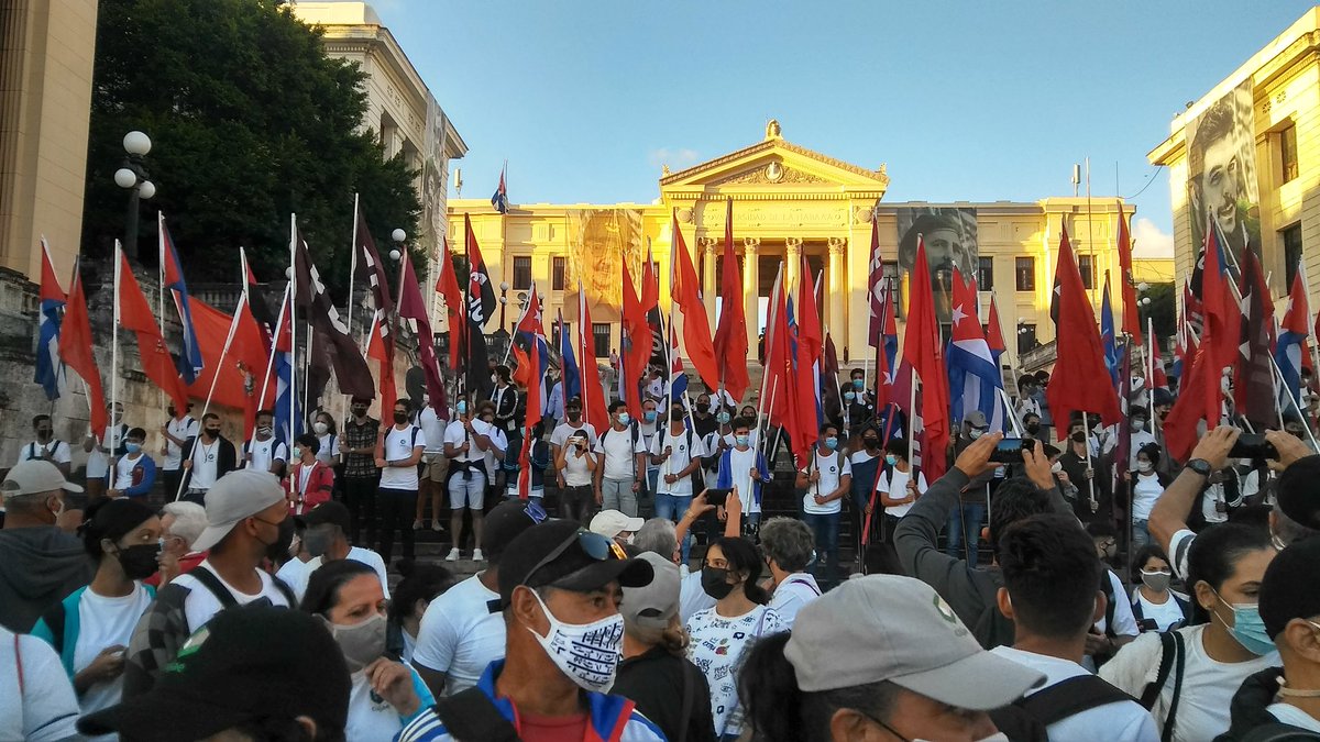 CujaeIndustrial's tweet photo. En homenaje a los hechos del #27DeNoviembre marchamos hoy, recordando el fusilamiento de los 8 estudiantes de medicina en su 150 aniversario.
 "...Cuando se muere en brazos de la patria agradecida, la muerte acaba(...) empieza al fin, con el morir, la vida."
#NiOlvidadosNiMuertos https://t.co/CVx4NzEeCD