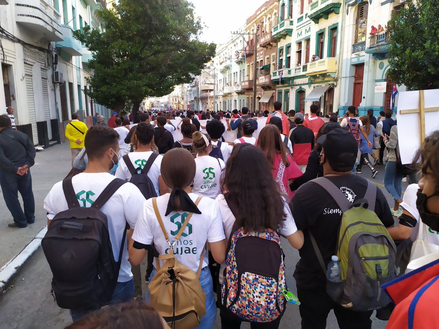 CujaeIndustrial's tweet photo. En homenaje a los hechos del #27DeNoviembre marchamos hoy, recordando el fusilamiento de los 8 estudiantes de medicina en su 150 aniversario.
 "...Cuando se muere en brazos de la patria agradecida, la muerte acaba(...) empieza al fin, con el morir, la vida."
#NiOlvidadosNiMuertos https://t.co/CVx4NzEeCD