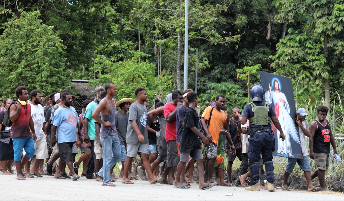 ginakekea's tweet photo. Some of the unsung heroes who contributed to ensuring peace prevail in communities. A group of #SolomonIslanders demonstrated their call for peace as they marched onwards to protestors. This was on Friday when the situation in East Honiara was worse. Pictures by @lisaosifelo https://t.co/frEL7bIIgc