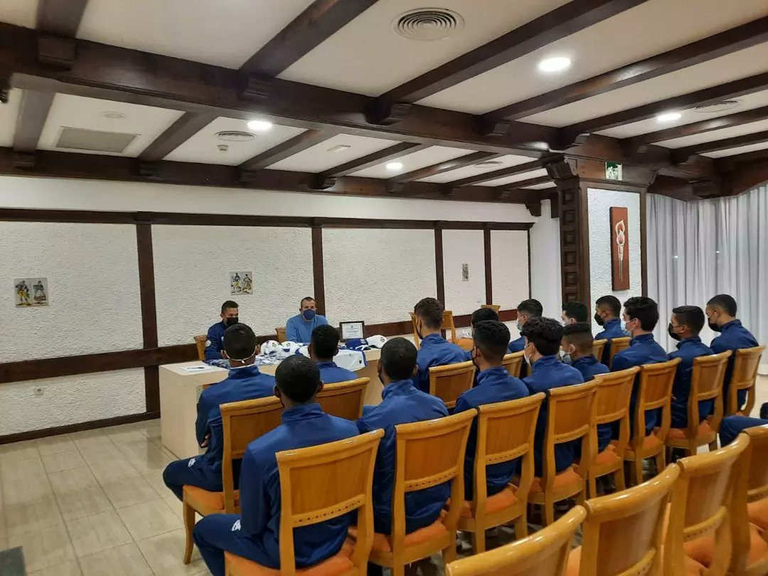 cdtpanama's tweet photo. Nuestros jugadores #blanquiazules, en su etapa final del viaje a Tenerife, recibieron una charla final, un reconocimiento y unos suvenires de parte del @CDTOficial.

Asimismo, les otorgaron un reconocimiento por su etapa y participación en España.
#Futbol #Tenerife #CDTenerife https://t.co/rHYQoSnwRH