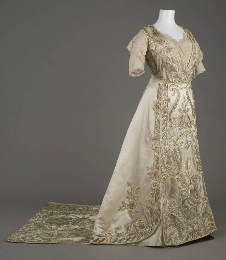 wikivictorian's tweet image. Dress worn to the coronation of George V, 1911. Chicago History Museum.