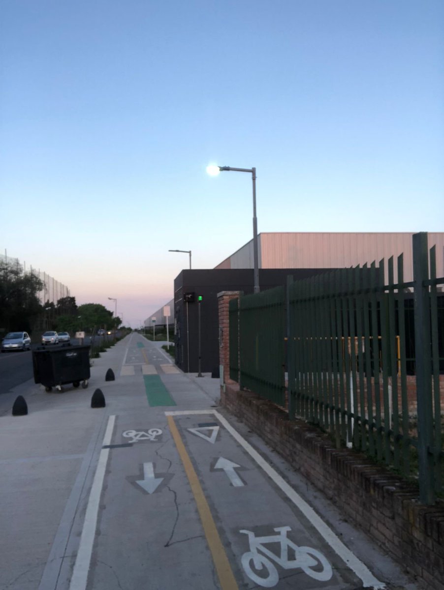 Bueno, a continuación la peor bicisenda de la Ciudad de Buenos Aires y posiblemente del mundo. Realmente no entiendo como se aprobaron estos planos y diseños. Acompañame en lo que debería estar tipificado como crimen urbanístico. Desde parque de los niños al centro.