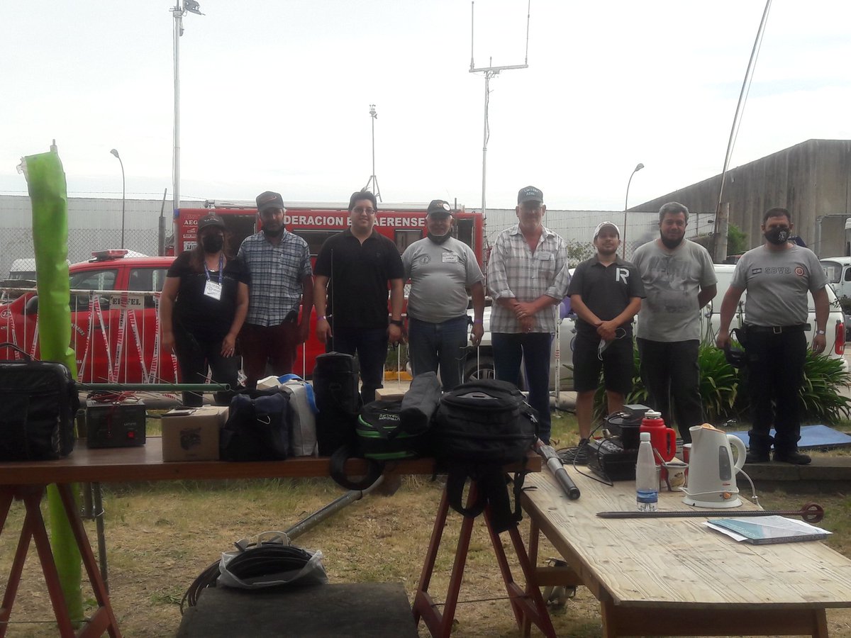 LU4DQ's tweet photo. Los operadores del RC Quilmes en la Jornada #JIDE gracias a todos los que participaron. Llegamos a los 231 QSO. #LU4DQ https://t.co/9IFma94WiH