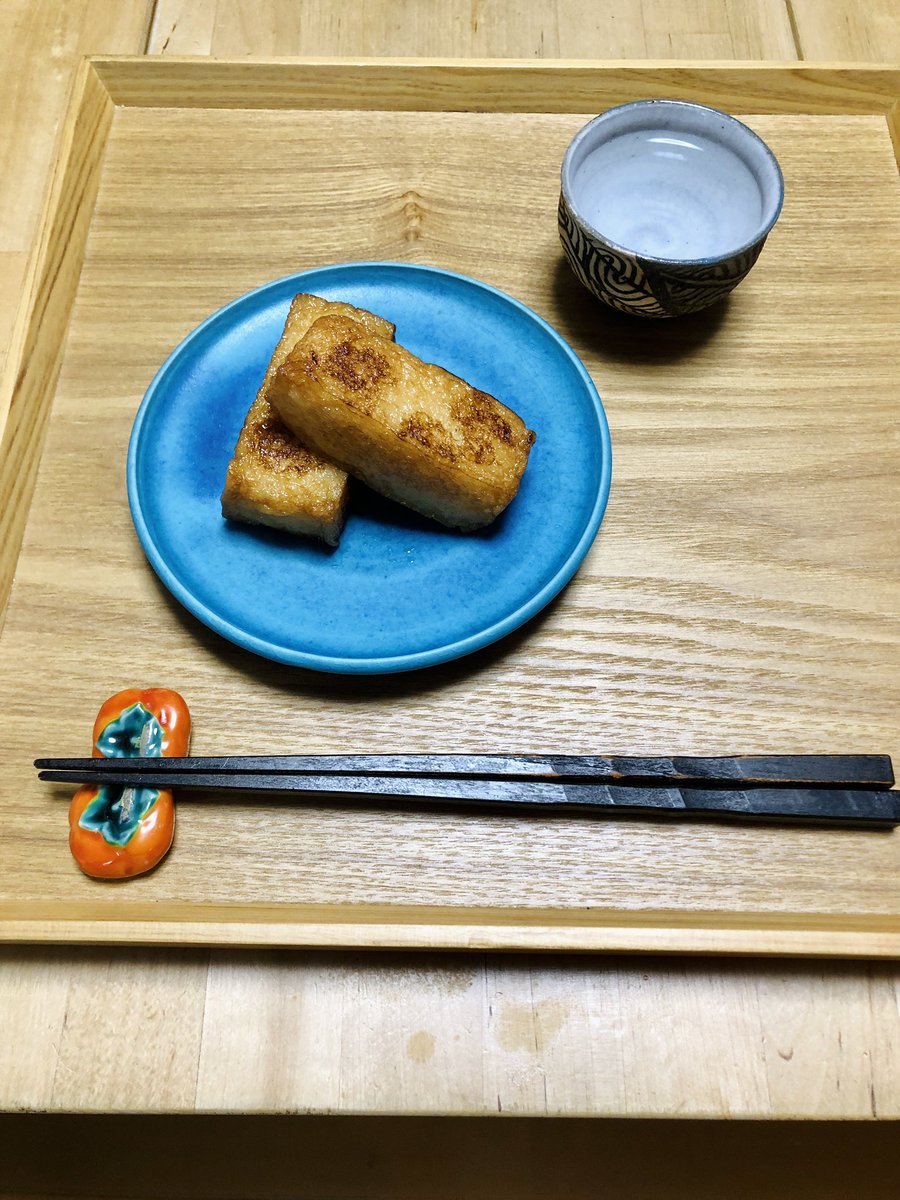 YukariSakamoto's tweet photo. #Daishichi #saké is paired with #MarumataKamaboko a silky #kamaboko #fishcake that is deep-fried. It is a local specialty from #Fukushima called atsuage soft kamaboko. #Japan #readytoeat #seafood #kyodoryori #Tohoku #郷土料理 #厚揚げソフトかまぼこ #丸又
https://t.co/AgM0tqW31f https://t.co/cfa5gpJ1ie