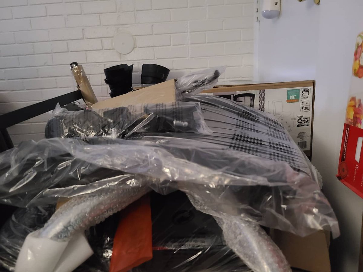 moonxxheart's tweet photo. Why is it so hard to build things with cats? 😅 #twitchstreamer #chairbuild #catsofinstagram 
[Swipe to see Domino eating the cardboard box] https://t.co/vcXKND3Lzc