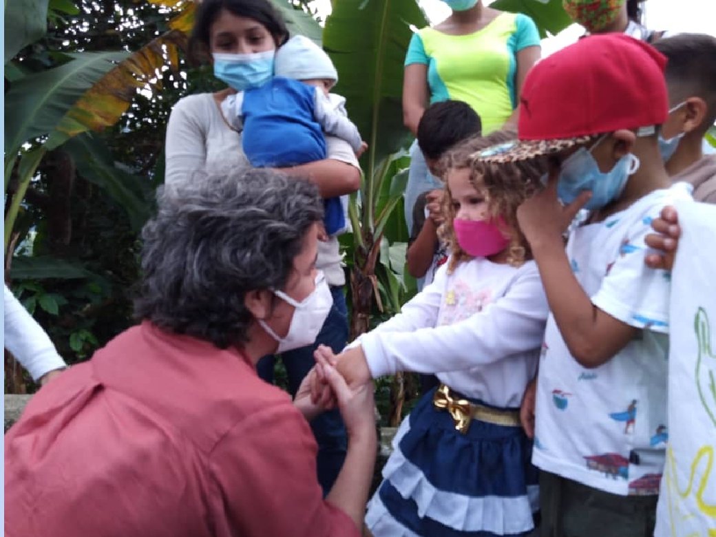 meals4hope's tweet photo. ... el cariño donde vas. tu visita es una fiesta... y detrás, el trabajo riguroso para ver cómo apoyar a cada uno, a cada una... y en muchos casos salvarlos @susanaraffalli #ponteporonte https://t.co/IPK36YhWVv