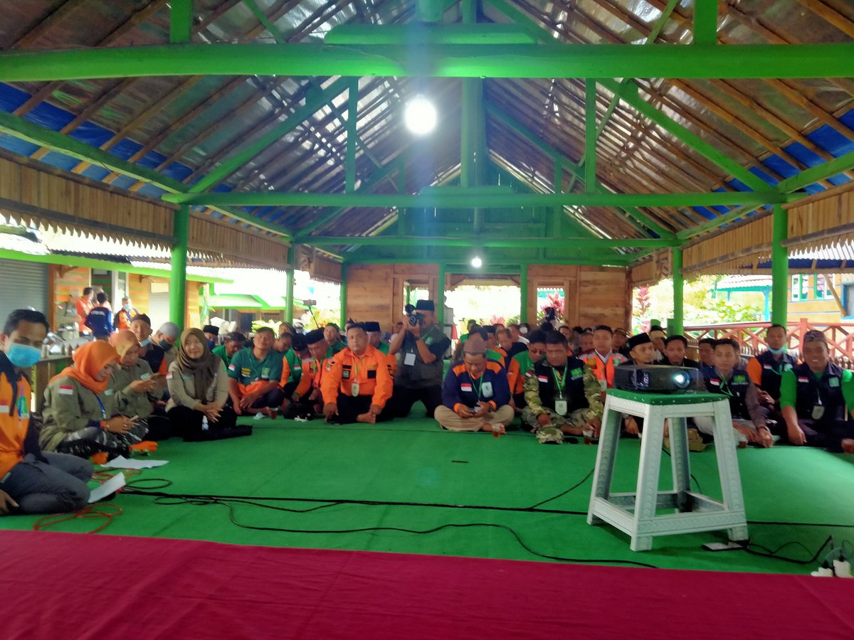 muzamilmahmud's tweet photo. Alhamdulillah kemaren dapat bersama-sama Lembaga Penanggulangan Bencana dan Perubahan iklim Nahdlatul Ulama (LPBI NU) se-Jateng. Hadir pula Ketua PCNU Kab dan Kota Pekalongan KH Muslih Chudlori dan KH Muhtarom. Wakil Ketua DPRD H Sukirman. Semoga semua selamat, sehat wal afiyat https://t.co/92CcggUXsx