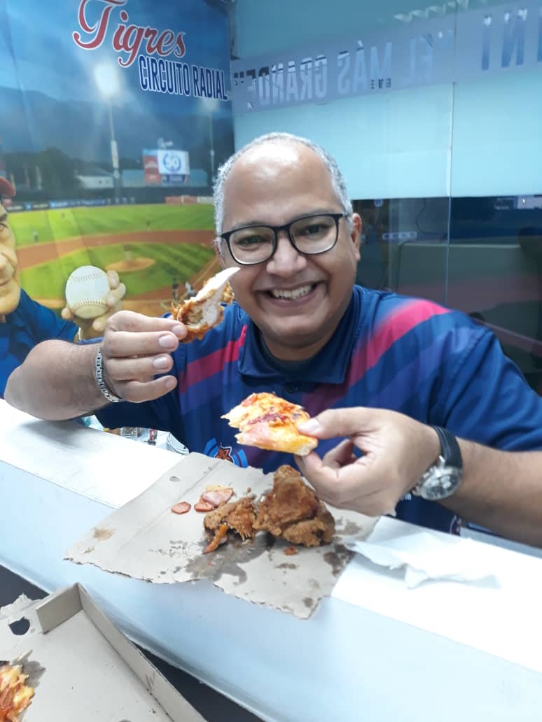 migueltuvoz's tweet photo. Si me preguntan se los recomiendo a todos. Se llaman Pío Broaster. Una excelencia de #PolloBroaster en #Maracay anoten el WhatsApp para sus pedidos +584124673621 y síganlos en Instagram @piobroaster díganles que se los recomendé y piden de mi parte. https://t.co/TNSsmdrIRc