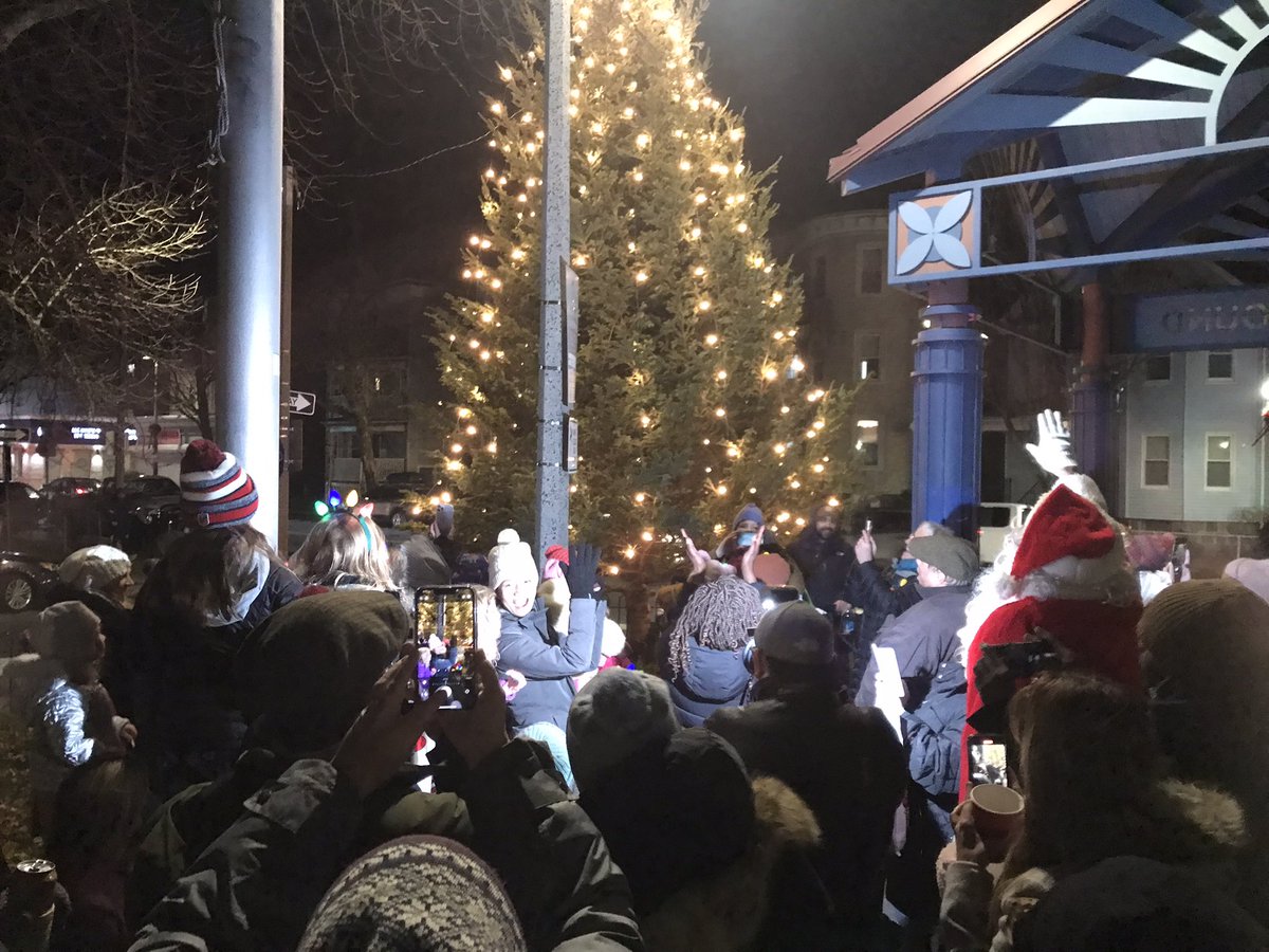 PaulNuttingJr's tweet photo. Just back from the tree lighting at Ryan playground. @CSHCivicAssoc has extra wreaths for sale $30. They help to offset cost of all the wreaths you see on the light poles throughout the neighborhood. DM me for purchase. https://t.co/xMcrIRNp9D