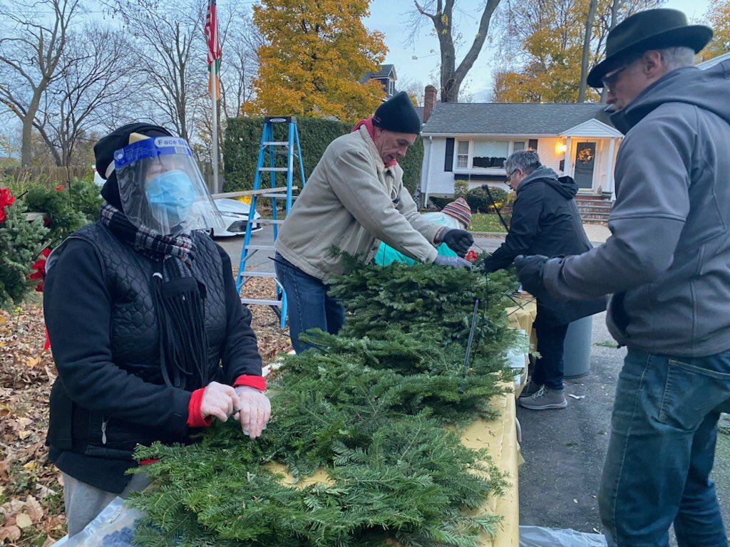 PaulNuttingJr's tweet photo. Just back from the tree lighting at Ryan playground. @CSHCivicAssoc has extra wreaths for sale $30. They help to offset cost of all the wreaths you see on the light poles throughout the neighborhood. DM me for purchase. https://t.co/xMcrIRNp9D