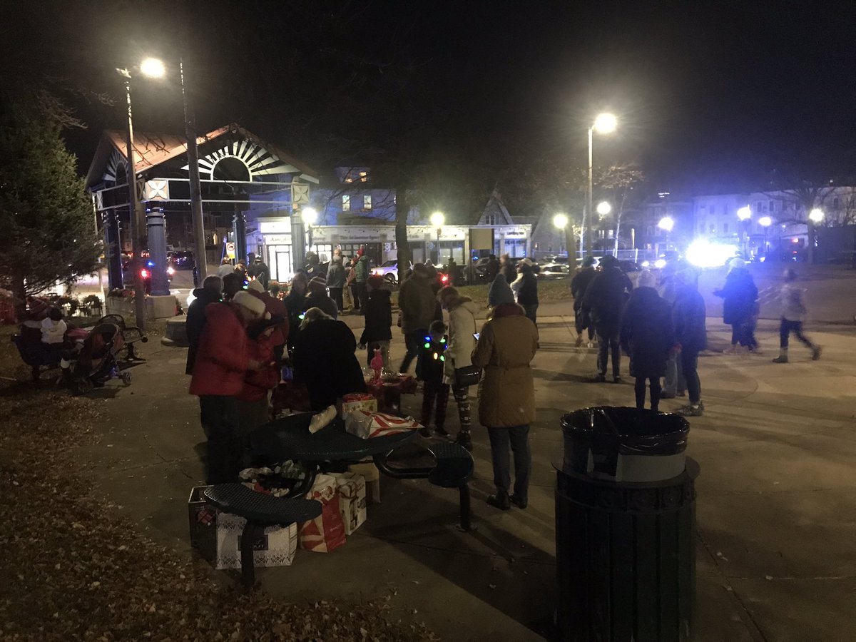 PaulNuttingJr's tweet photo. Just back from the tree lighting at Ryan playground. @CSHCivicAssoc has extra wreaths for sale $30. They help to offset cost of all the wreaths you see on the light poles throughout the neighborhood. DM me for purchase. https://t.co/xMcrIRNp9D