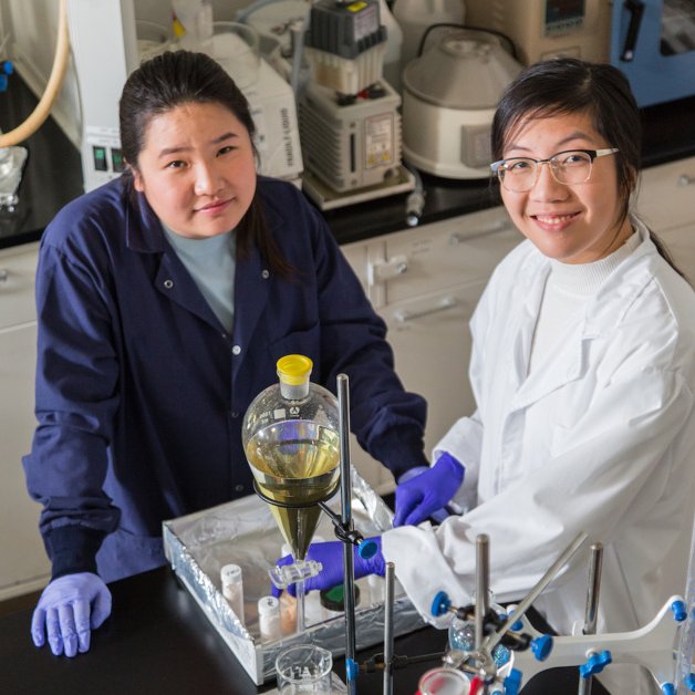 Youridefou's tweet photo. En 2019, à seulement 18 ans, Miranda Wang et Jeanny Yao sont 2 étudiantes canadiennes qui ont découvert une bactérie qui mange le plastique des océans et le transforment en eau. Dinguerie. https://t.co/ZdIv6WOjWm