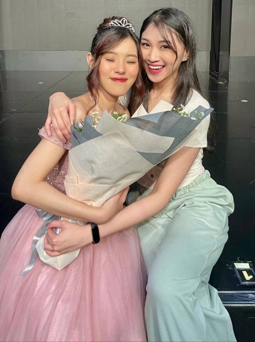 farhanalv's tweet photo. Once more, happy graduation @F_MiraJKT48 #MiraFinalCheckpoint ✊ https://t.co/sCJNyMrSVS