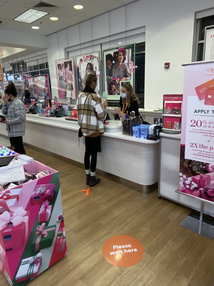iamjamespark's tweet photo. The sad moment when your out shopping and think you spotted @laurDIY cause she is in Illinois but turns out it wasn’t her !! So sad !! @JeremyMichael22 !! https://t.co/Cs5nJsKWeq