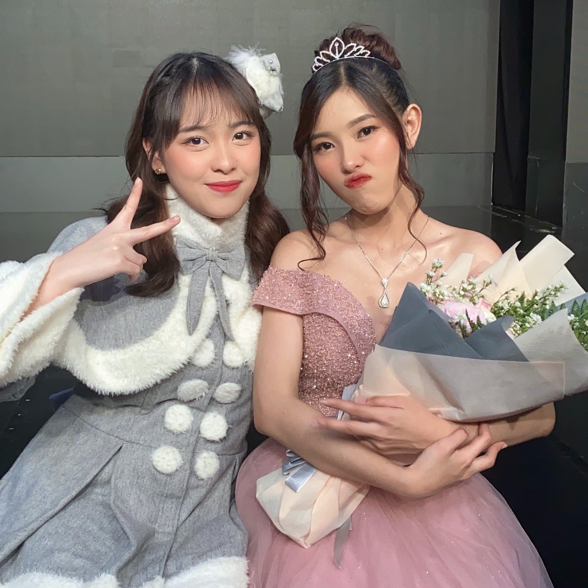 farhanalv's tweet photo. Once more, happy graduation @F_MiraJKT48 #MiraFinalCheckpoint ✊ https://t.co/sCJNyMrSVS