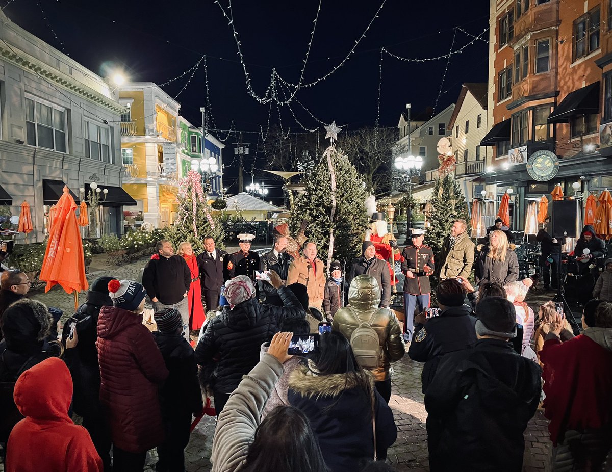 Jorge_Elorza's tweet photo. Thank you to everyone who’s been out supporting our local businesses today on #SmallBusinessSaturday!
We wrapped up the day on @FederalHillRI with a festive tree lighting ceremony, officially kicking off the holiday season! #ThinkPVD https://t.co/sYkzTWMmEz