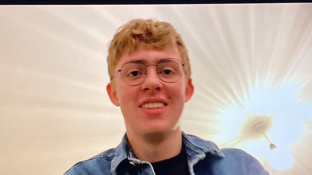 Pov: Sæl vinan, ég gat ekki annað en heyrt þig ræða við vinkonu þína um hvað “hljómsveitin” Tame Impala er frábær. Vissir þú að Tame Impala er bara einn gæji sem heitir Kevin Parker og tekur upp og mixar alla sína tónlist sjálfur?