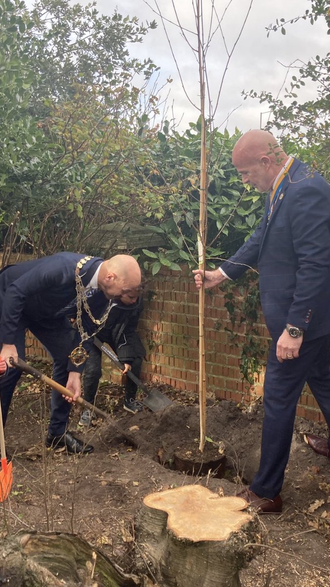 LMowlem's tweet photo. So fabulous to have our Bournemouth mayor @davekelsey6 visit our little corner of Southbourne today. Thank you @WoodlandTrust for supporting our community with a donation of saplings to look after for generations to come. https://t.co/PEQJ60LREG