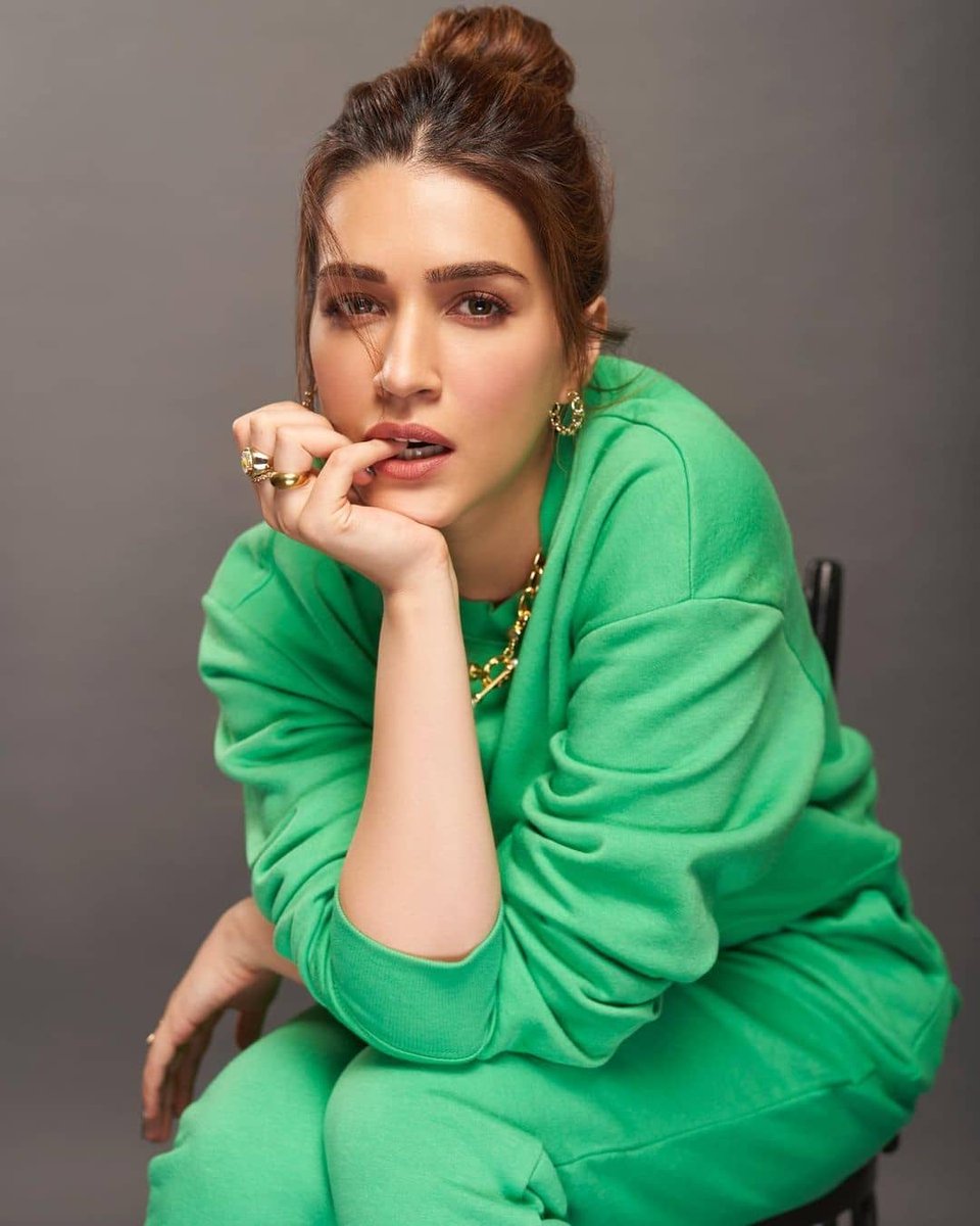 kritigreatsanon's tweet photo. Good morning all.. itโs time to greet the day.. make the best of it come rain or shine.
#KritiSanon #goodmorning #Kritians #kritithegreatsanon https://t.co/TQvq3gkGoy