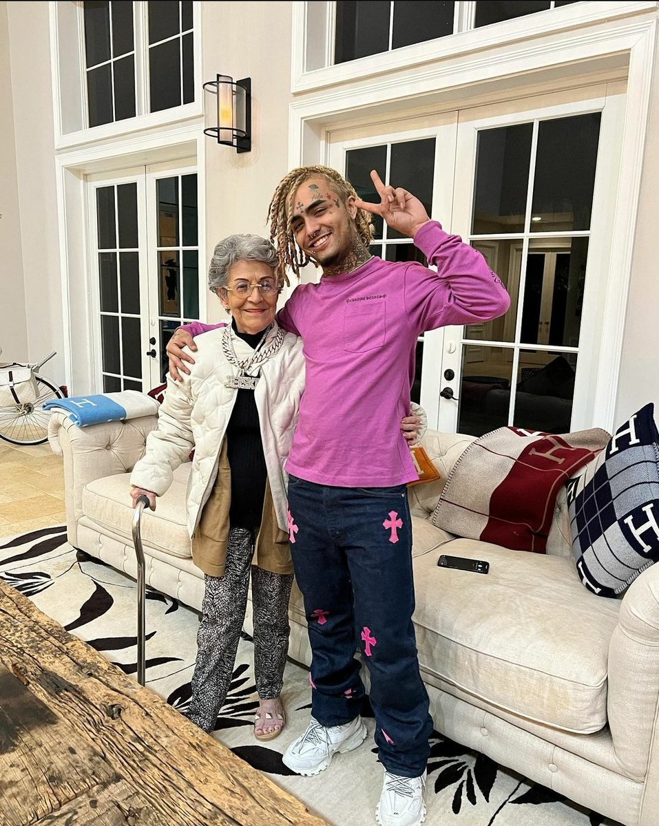ALLTHINGSPUMP's tweet photo. Lil pump shares new pics of #GrandmaPump via Instagram!

Caption: "Thankful for my beautiful grandma ����❤️" https://t.co/lnSDaOdWcK