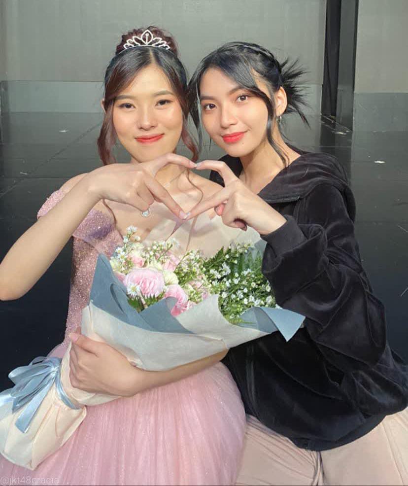 GreShanDefender's tweet photo. Happy graduation cantiik @F_MiraJKT48 😊
Sukses selalu diluar sana 😊😊
#MiraFinalCheckpoint #MiraLastCheckpoint https://t.co/Ok6zKc6wwC