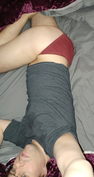 Relaxing with an injured foot today 😣 https://t.co/upDYdxs3xZ