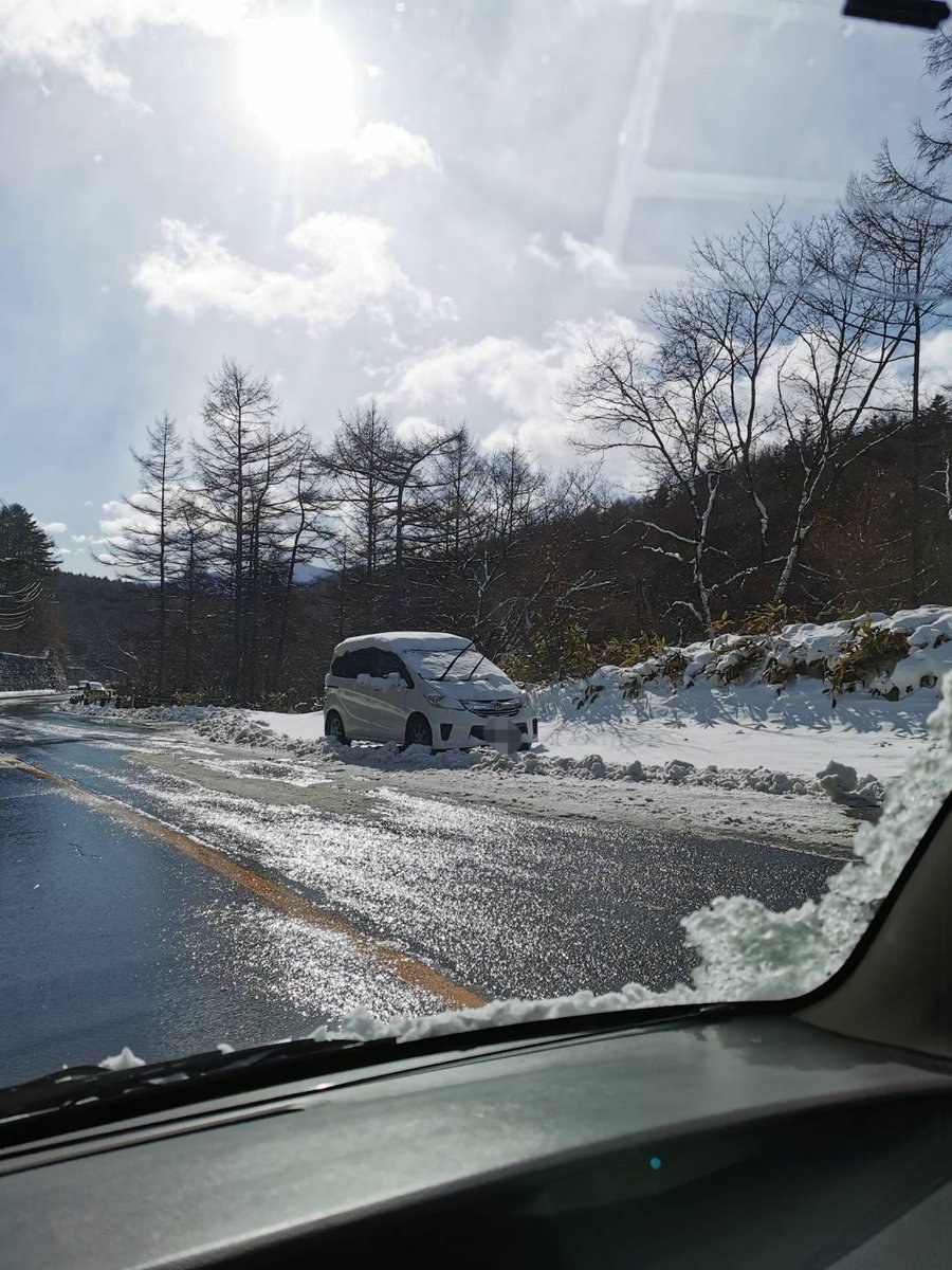 雪が降り始めた草津温泉 ノーマルタイヤの車が立ち往生で溢れ 渋滞も発生してすごい事になっている模様 Togetter