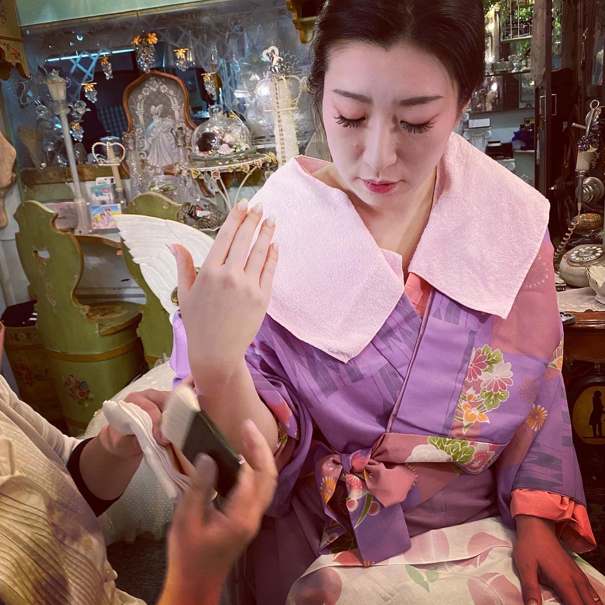 SakkouS's tweet photo. 昨日、写真婚礼の花嫁様御新郎様のお支度をさせていただき、お父様からのおつき��いのある麻布十番の「松尾写真館」。お二人は麻布にお���まいですが、岩手のお婆様にお見せ支度のお写真です。 https://t.co/R6bz2c3ZRl
