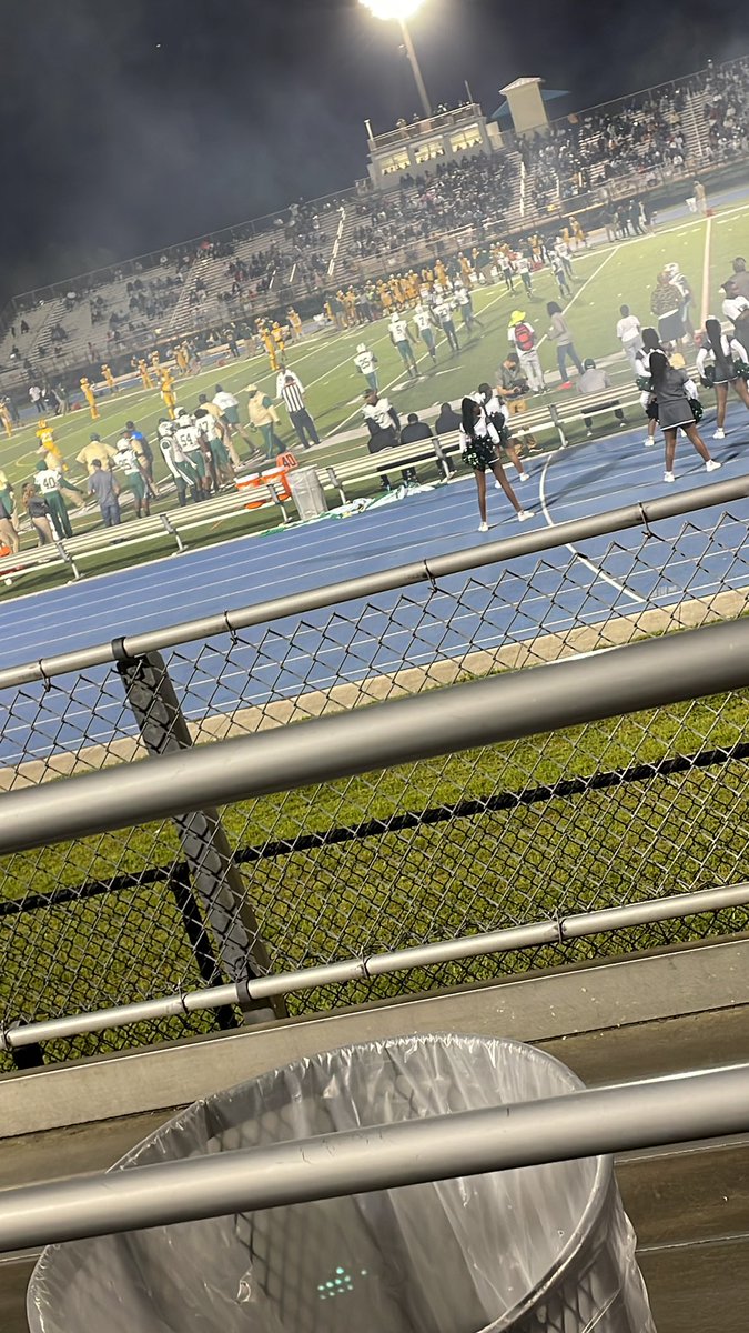 Forever_Mo's tweet image. it’s alotta bulls out here showing support for these folks. 
Myself on the other hand am ready to go 😭 
#dadeCountyFootball