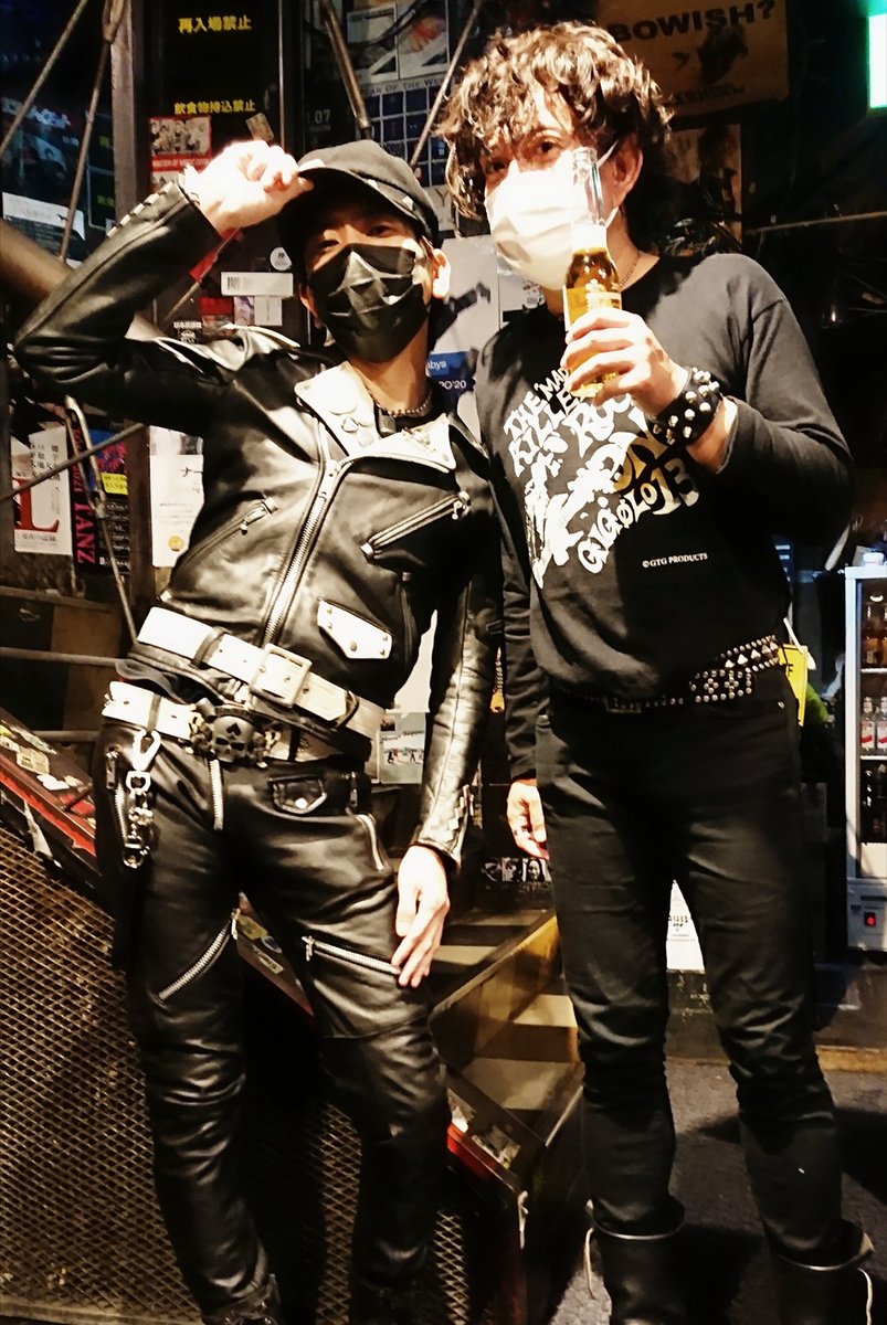Yaizu13's tweet photo. そして…また…!?
ちゃっかり��打ち上げで
JOEさんと写真撮って貰っちゃいましたっ☆

リーゼント崩れの美学と、九州とんこつラーメン事情のお話を聞いてホクホクですw

ゲンザさんにもファッシ���ンチェック!?して貰い
「白がﾄｩｰﾏｯﾁじゃなくて良い」と
お褒め(!?)の言葉を頂きました～w https://t.co/qU979bXpmq