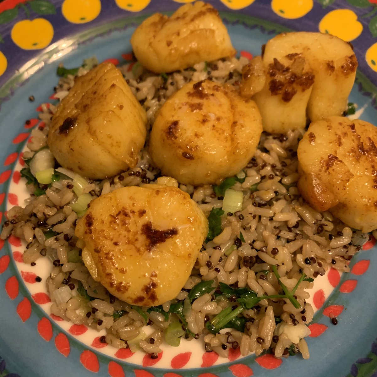 PaulNoot's tweet photo. #whatsfordinner #curryscallops #wildcaughtscallops #scallops #curry #quinoa and #brownrice #scallions #cilantro #homecooking https://t.co/axx5hsbPRY