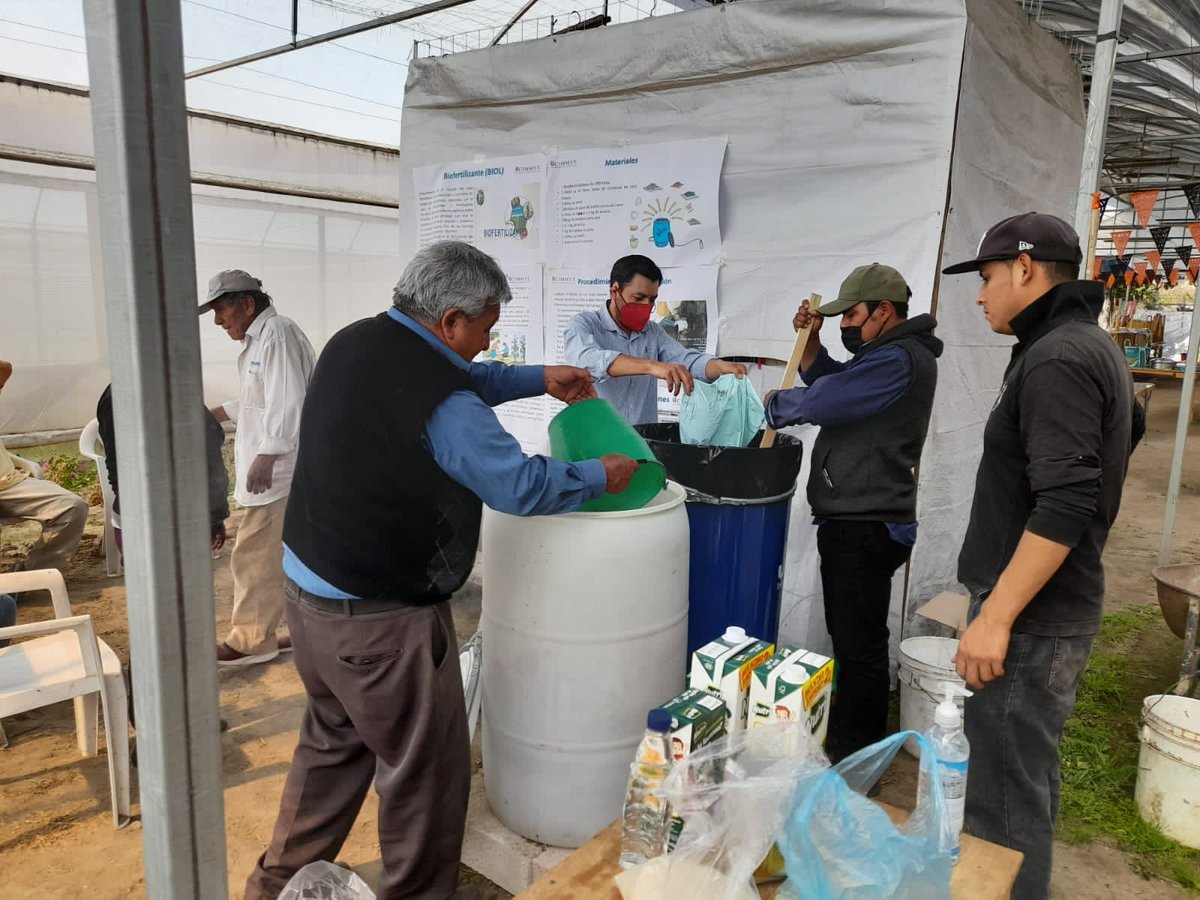 emilaux_'s tweet photo. #CultivosParaMéxico #FomadoresEnAccion - @CIMMYTesp productores y técnicos del estado de Tlaxcala en colaboración desarrollan una agricultura sostenible y amigable con el medio ambiente con la elaboración de biofertilizantes orgánicos para su aplicaci��n en diferentes cultivos. https://t.co/zM8mD5v4KK