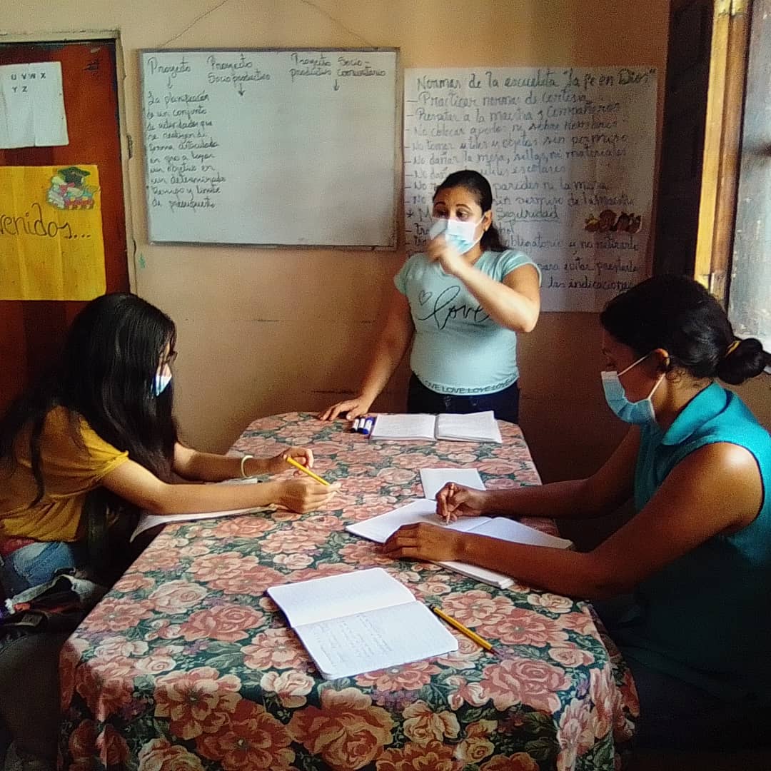 RJV_Falcon's tweet photo. las comunidades se proyectan" el día de hoy el equipo de Red Joven Falcón desarrollo la Formación interna Jóven Venezolano.

 Con el objetivo de conocer las herramientas  para la elaboración de proyectos socio productivos para resaltar las potencialidades de las Comunidades. https://t.co/7VoXpquhnh