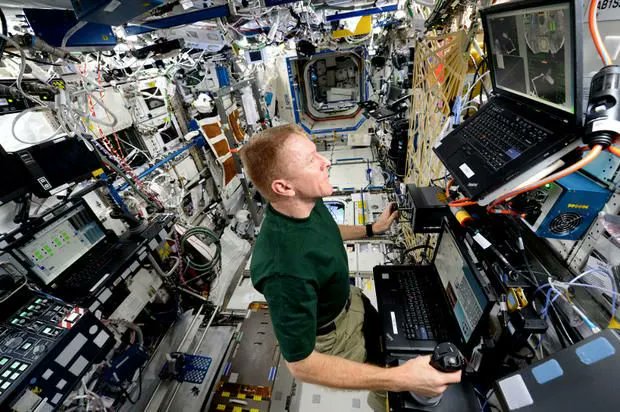 MaunaLinux's tweet photo. Debian Linux é o sistema operacional usado na maioria dos terminais da Estação Espacial Internacional.  Antes de 2013, era Microsoft Windows. https://t.co/Smuzkb6Cvv