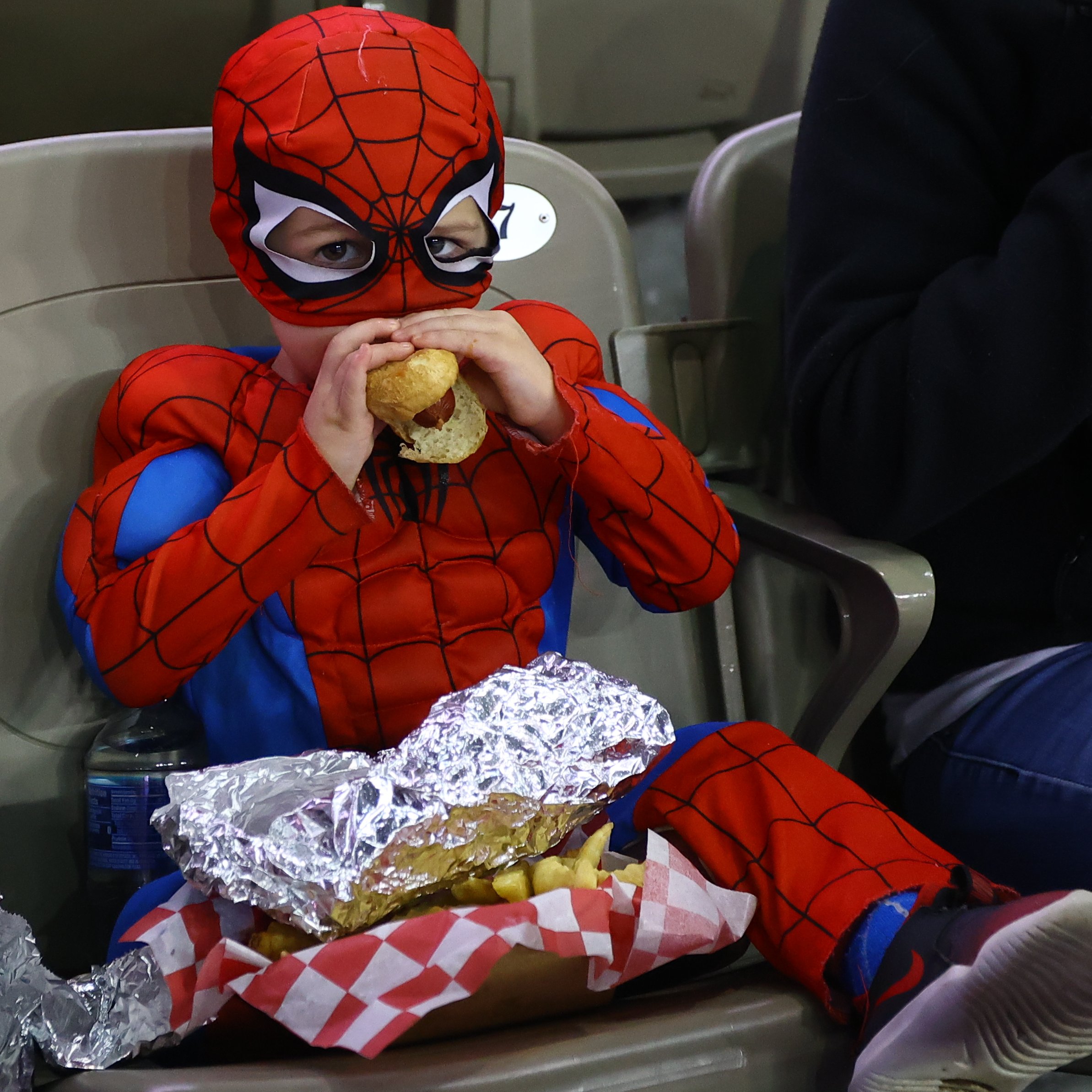 Total 80+ imagen spiderman eating sandwich