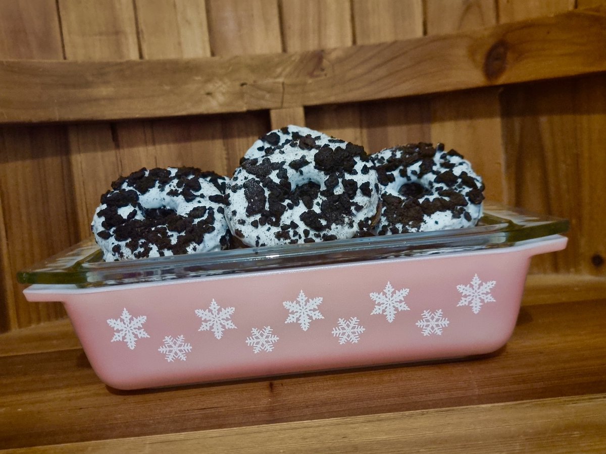 PartyPyrex's tweet photo. Saturday’s #PyrexPickMeUp is this perfect pink Snowflake, just chillin’ at https://t.co/gej0YpjsaV! #VintagePyrex #ChristmasPyrex https://t.co/3ZKPQybaY2