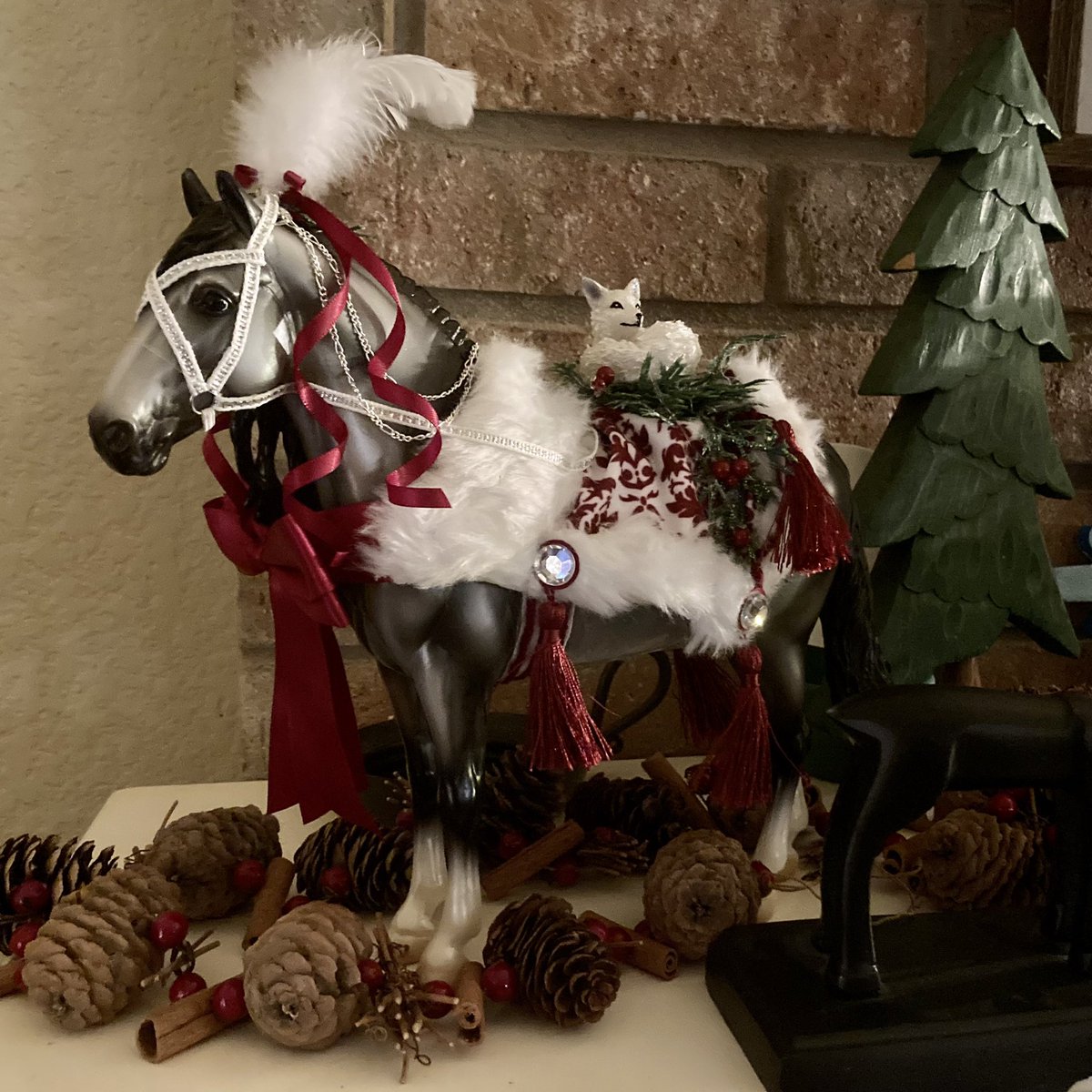 TotallyCool80s's tweet photo. Every year my parents send the special @breyerhorses Christmas horse as an early gift. This year’s model is just gorgeous. 🥰

#horse #modelhorses #breyerhorses https://t.co/5Z84fTLokB