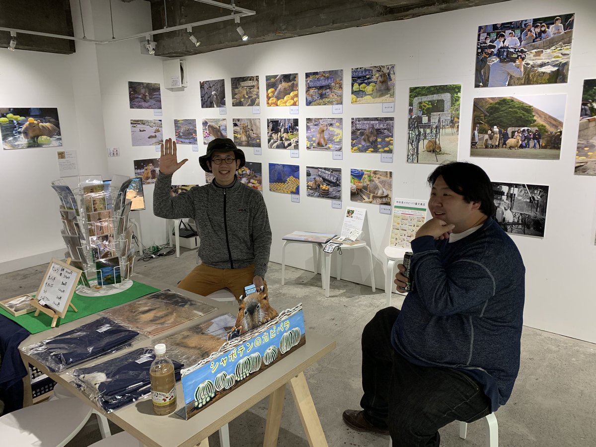 usa0831's tweet photo. 本日も写真展開催しております

愉快な仲間たちが、飯トークとEOSR3トークしながらお待ちしております✨

#カピバラ　#カピバラ写真展 https://t.co/fYyagB5qfs