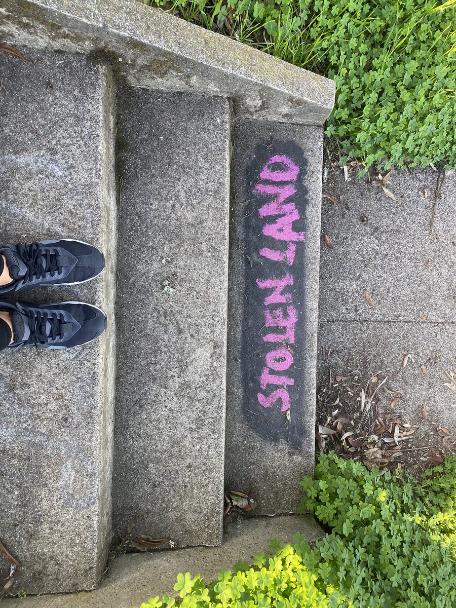 LPresents's tweet image. ..went on a walk today.. happy thanksgiving weekend y’all! 🖤 #sfstaircasequeen