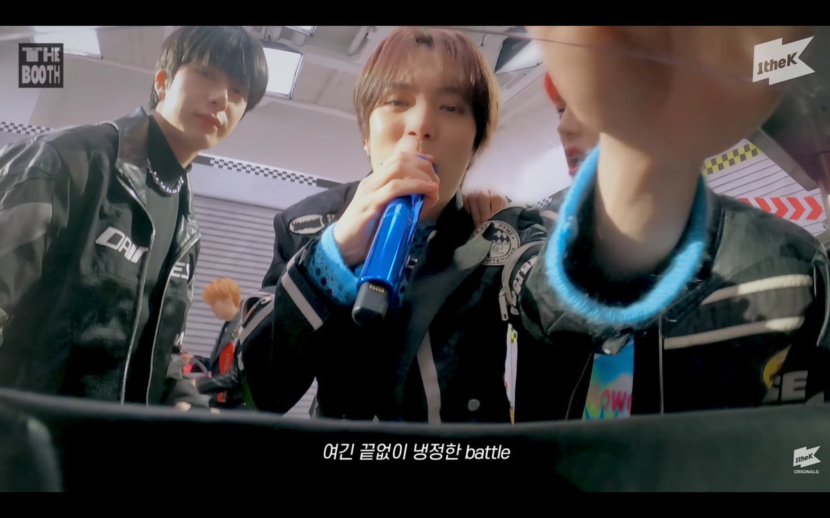 Wlsqpqp's tweet photo. @1theK #TheBooth_몬스타엑스 저 더부스에 몬스타엑스 올라오는 것만 기다렸잖아요💗 영상전체가 킬링 파트지만 굳이 뽑아보자면 먼저 민혁이가 쓰다듬어주는 듯한 부분! 그리고 야광봉을 흔들며 본인파트와 잇디스까지 멋지게 끝냈으면서 마지막에 콩알 웃음 보이는 부분이 가장 마음에 드는 장면입니다! https://t.co/5NQDwG6B3K