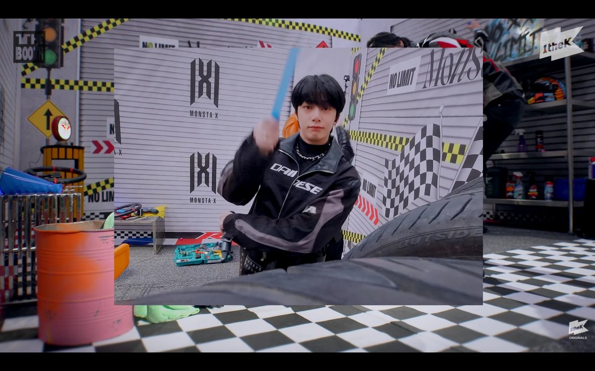 Wlsqpqp's tweet photo. @1theK #TheBooth_몬스타엑스 저 더부스에 몬스타엑스 올라오는 것만 기다렸잖아요💗 영상전체가 킬링 파트지만 굳이 뽑아보자면 먼저 민혁이가 쓰다듬어주는 듯한 부분! 그리고 야광봉을 흔들며 본인파트와 잇디스까지 멋지게 끝냈으면서 마지막에 콩알 웃음 보이는 부분이 가장 마음에 드는 장면입니다! https://t.co/5NQDwG6B3K