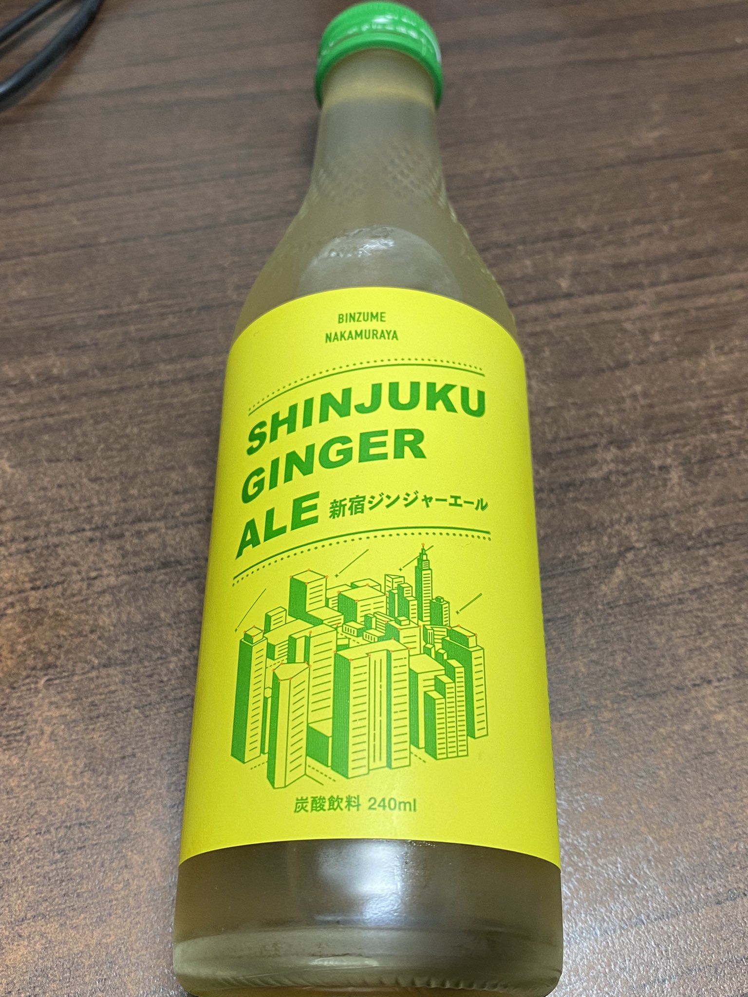 アシスト 新宿高層ビル群のイラストの載った カレーを連想させる あおき色 のラベル 日本ガラスびん協会と新宿中村屋の共同開発した 新宿ジンジャーエール 240ml T Co Qvwjyot9m3 Twitter