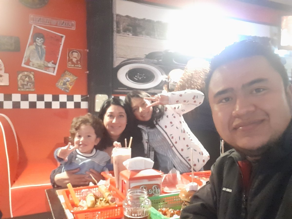 tamalbeat's tweet photo. Pues antes d irnos de nuevo. Una hamburguesa, un poco de rockabilly y a bailar un poquitín con mi nena y mis hijos. =) https://t.co/JzISXVmAV1
