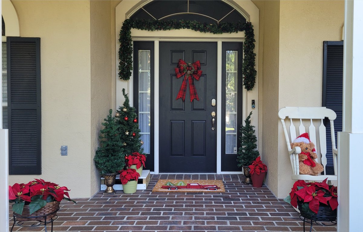 DefiningHopes's tweet image. Decorate you front porch for Christmas.  Check out this video youtu.be/4NYNxuUd8a8