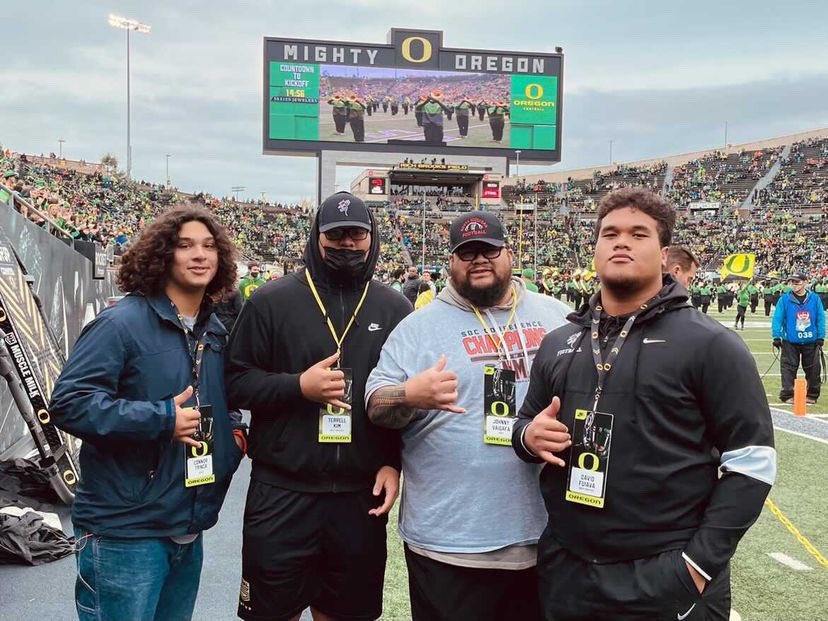 ConnorTrinca's tweet photo. Thank you for the hospitality and great experience this weekend at the Civil War game🦆 @oregonfootball @JRMoala @CoachVaigafa @NMBlackTornado https://t.co/oyDt1LnbQp