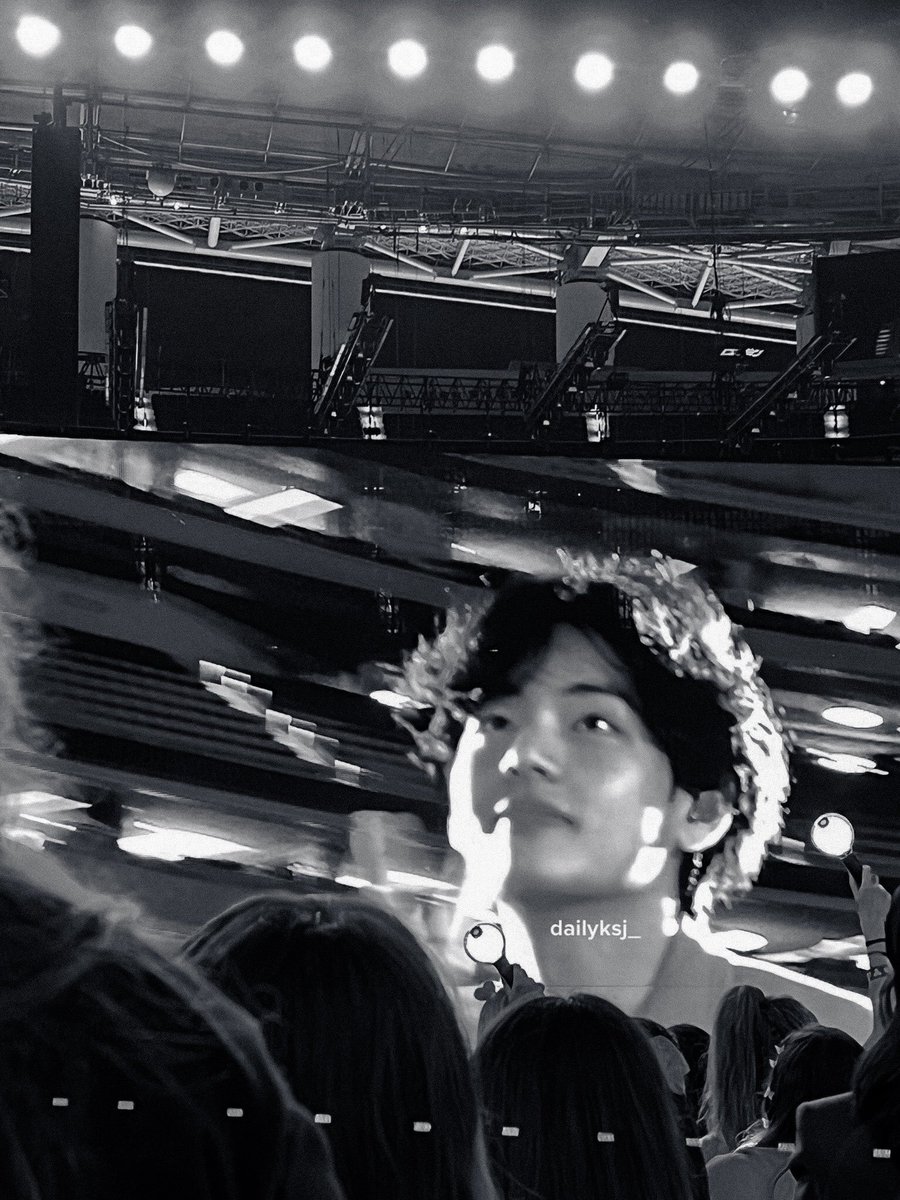 taeteland's tweet photo. kim taehyung is unreal https://t.co/2MFswxJFTx