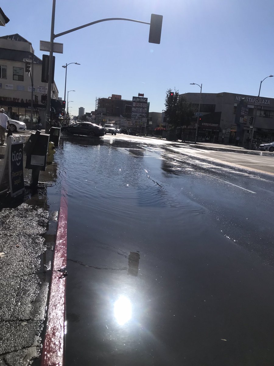 grumpeeJanet's tweet photo. @LADWP all day long and this flooding continues.  #futuresinkhole #whatwatershortage https://t.co/wRf0UW7xPH